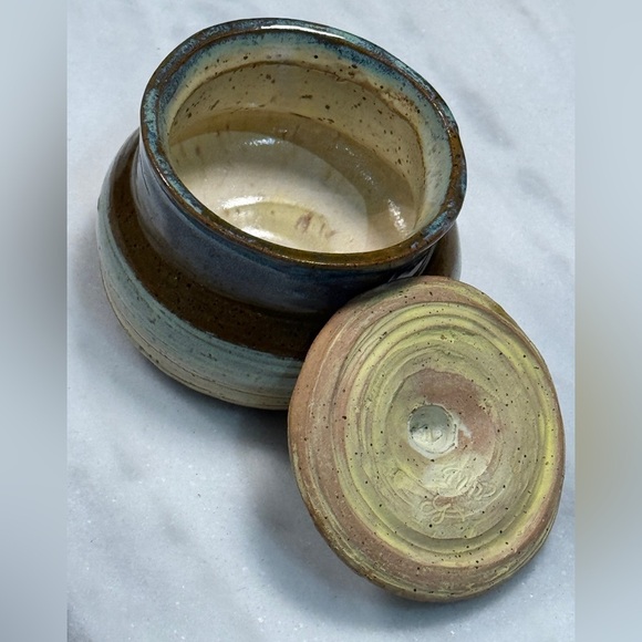 Studio Pottery Jar with Lid Signed. - Picture 4 of 8